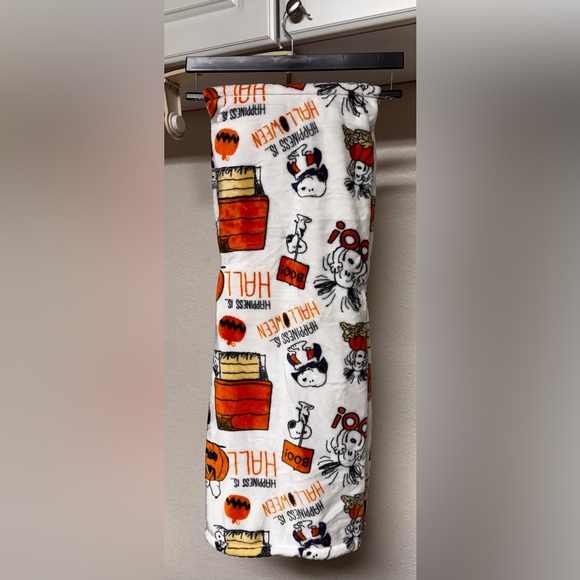 Berkshire Peanuts VelvetLoft Throw with Snoopy and Pumpkin - Picture 4 of 4